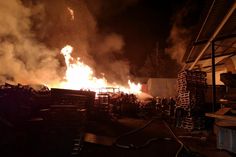 Die Feuerwehr musste gleich zweimal ausrücken: In  Emmelshausen brannte ein Mehrfamilienhaus; in Pfalzfeld kam es zu einem Brand im Außenbereich eines Gewerbebetriebes.