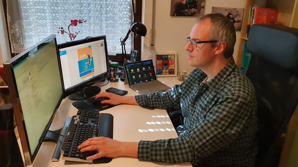 Schule im Homeoffice: Klassenleiter Torsten Scherb, Betreuer der Lernplattform Teams, bei der digitalen Unterrichtsarbeit mit seinem Schüler Maximilian Merg (10c). (Fotos: IGS Kastellaun)