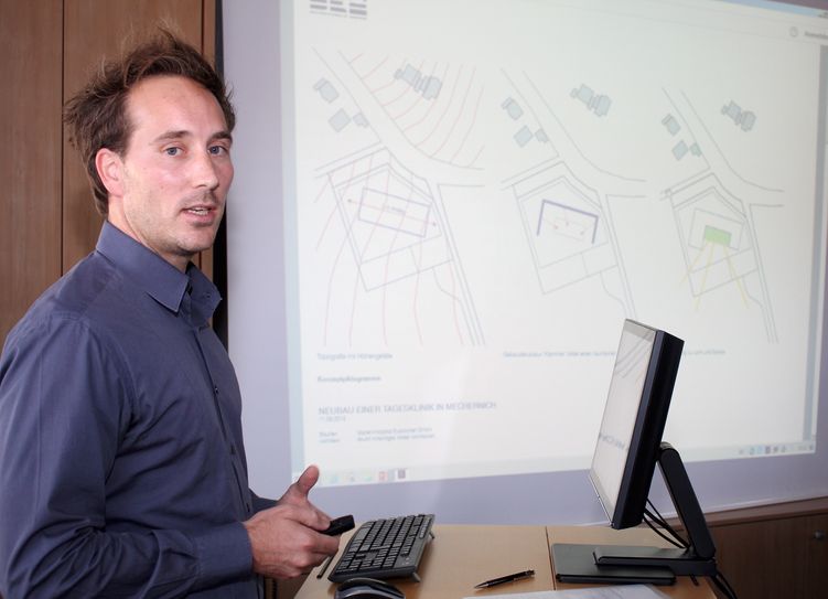 Architekt Christian Bruhn führte aus, wie das Gebäude im Bereich Vierwege aussehen soll. Foto: Thomas Schmitz/pp/Agentur ProfiPress