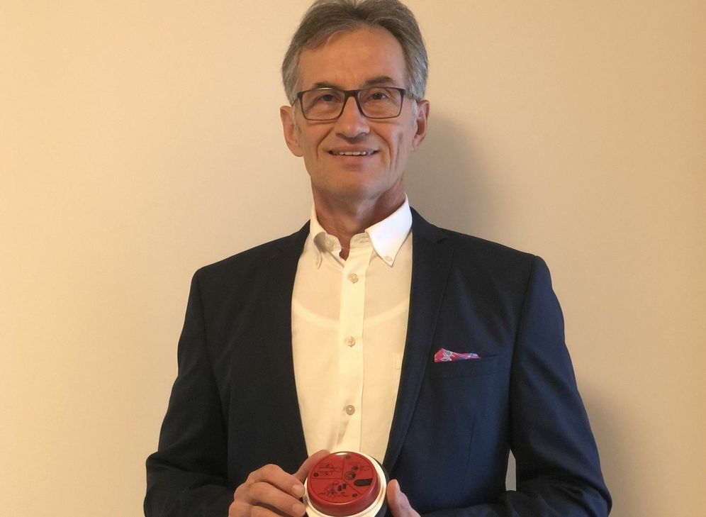 Dieter Franke, GF "Crea Consult", mit dem Lebensretter für Laien, dem Cardio First Angel. Foto: privat