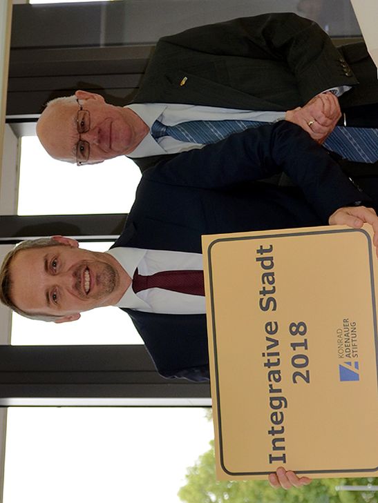 Georges Mischo, Bürgermeister von Esch-sur-Alzette (Lux.), erhält die Auszeichnung "Integrative Stadt 2018" durch Norbert Lammert, Vorsitzender der KAS. Foto: Finkenberg
