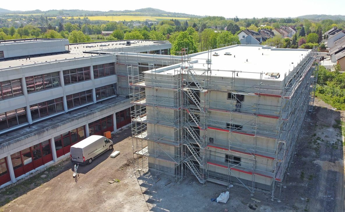 Der Rohbau des Anbaus an der IGS Pellenz ist fertig. Foto: Kreisverwaltung