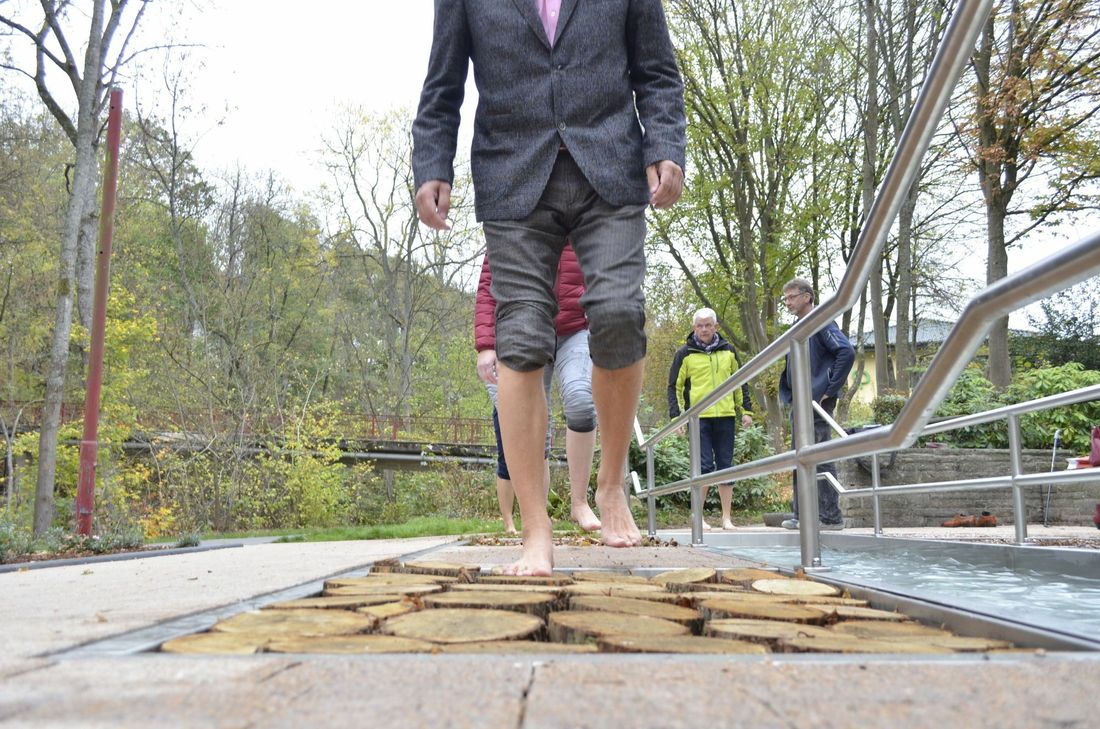 Gleich neben dem neuen Becken befindet sich auch der Barfußpfad mit acht Stationen.