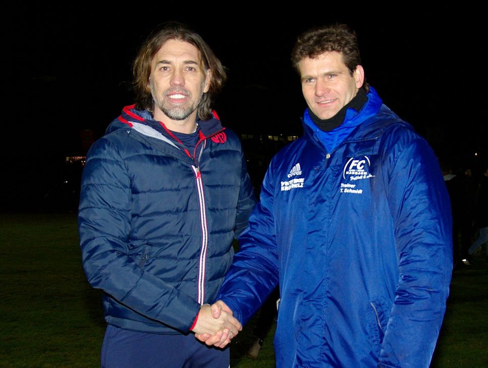Martin Schmidt (Mainz, li.) und Torsten Schmidt (Karbach) waren als die Cheftrainer ihrer Vereine am Ende rundum zufrieden. Anerkennende Worte gab es vom Mainzer Coach nicht nur für das sportliche Auftreten der Karbacher, sondern auch für die tolle Atmosphäre rund um das Stadion in Emmelshausen. Foto: Arno Boes