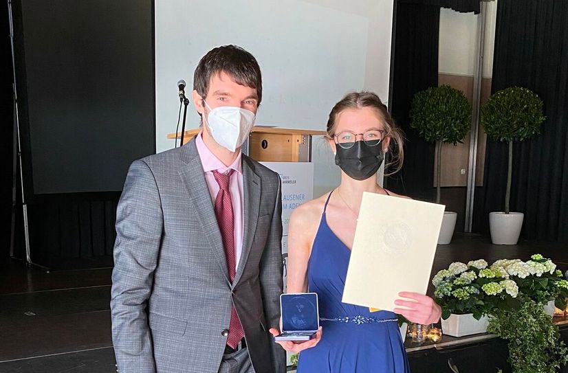 Peter Wagler (l.), Fachkonferenzleiter Sport, und Johanna Gillig freute sich über die Ehrung.