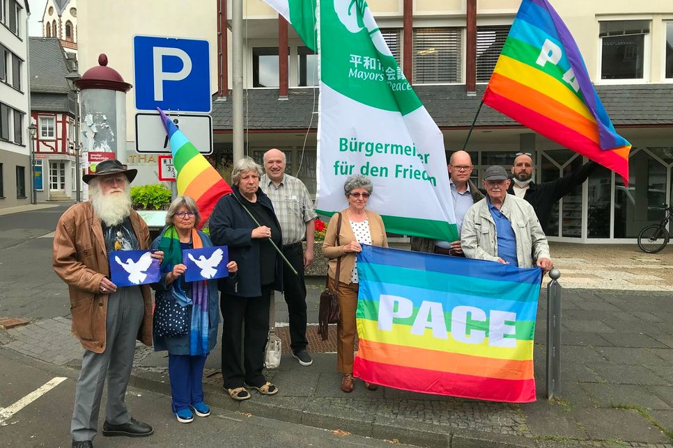 Vor dem Rathaus in Kastellaun hisste Bürgermeister Christian Keimer die Flagge zusammen mit Vertretern der Friedensinitiative Hunsrück.