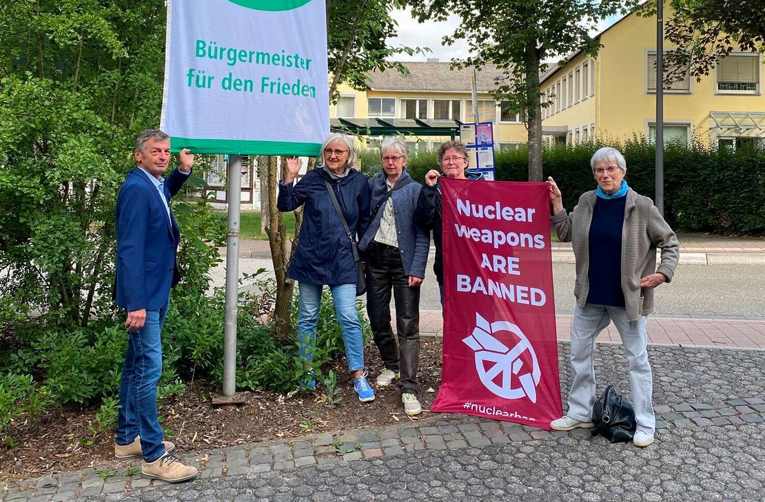 Auch VG-Bürgermeister Michael Boos hisste in Simmern die Flagge.