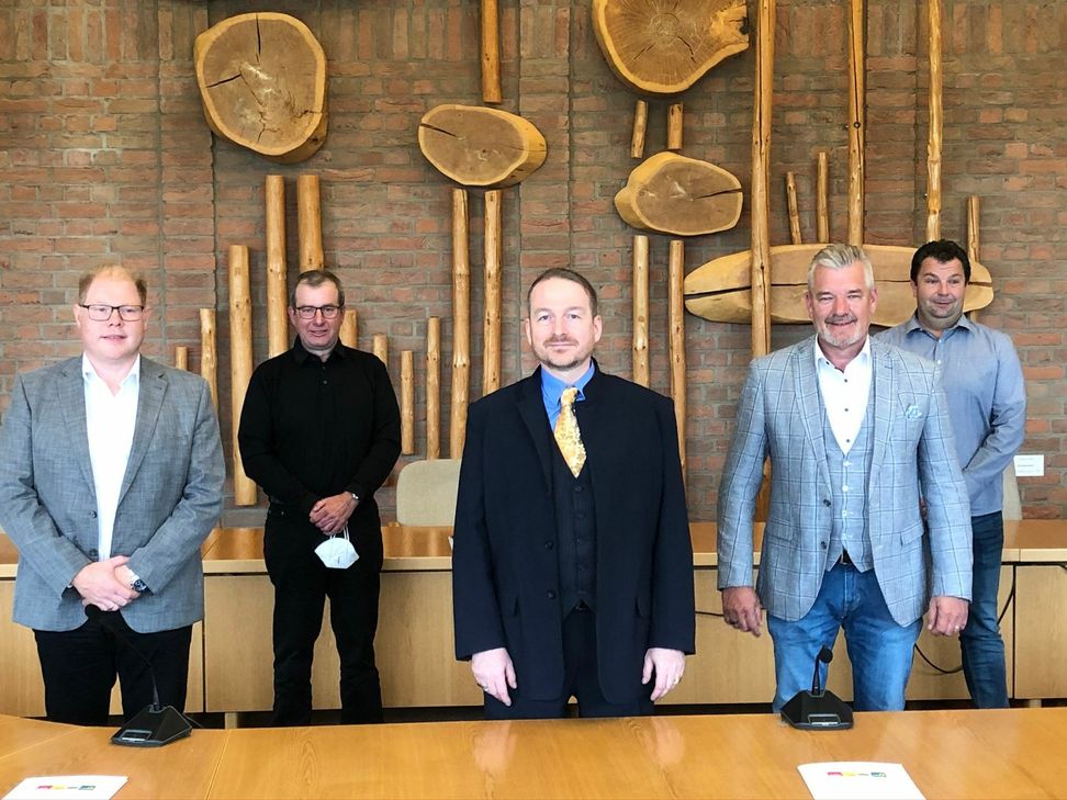 Stephan Cranen (FDP, v.l.), Jürgen Bergschneider (Grüne), Rüdiger Leesten (SPD) und Ulf Breuer (FFH) halten Andreas Claßen für den geeigneten Bürgermeister der Gemeinde Hürtgenwald. Foto: T. Förster