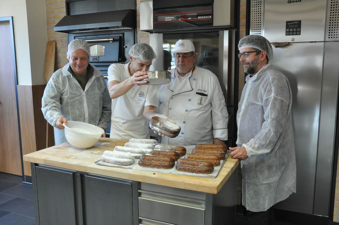 Fleißige Bäcker (von links): Oberstleutnant Thomas Schneider, Konditor Daniel Sachse, Achim Lohner und VG-Bürgermeister Wolfgang Lambertz.