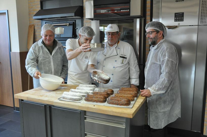 Fleißige Bäcker (von links): Oberstleutnant Thomas Schneider, Konditor Daniel Sachse, Achim Lohner und VG-Bürgermeister Wolfgang Lambertz.