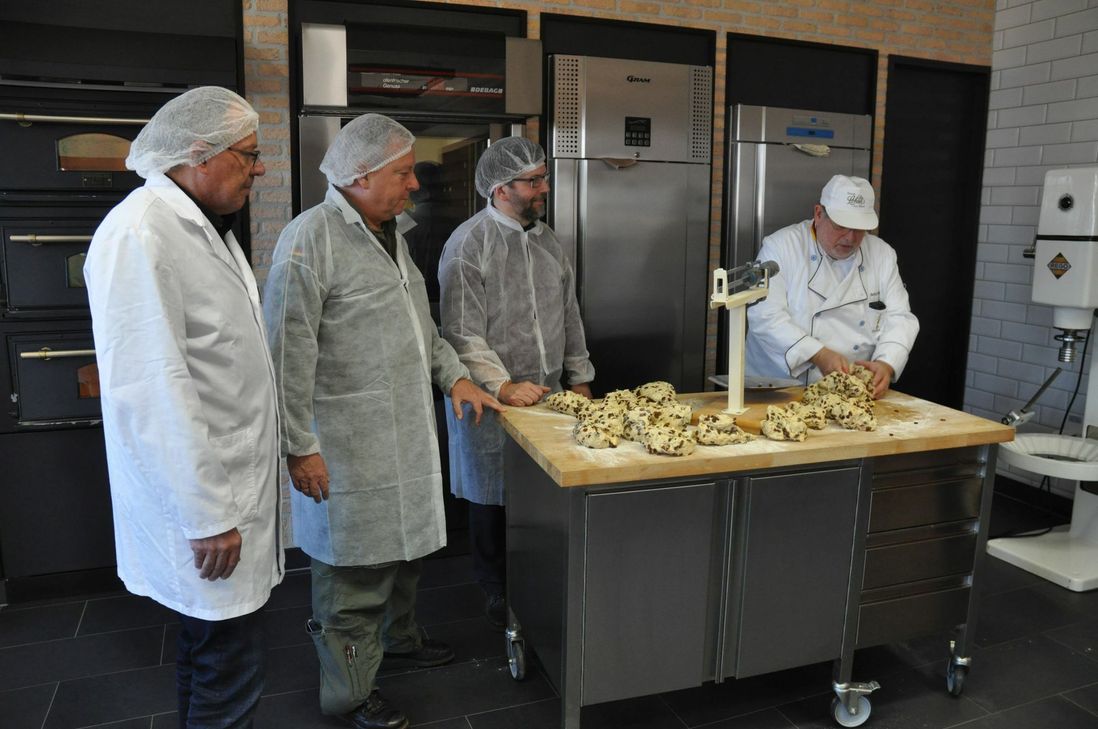 Gelernt ist gelernt: Achim Lohner ließ es sich nicht nehmen den Teig zu portionieren.