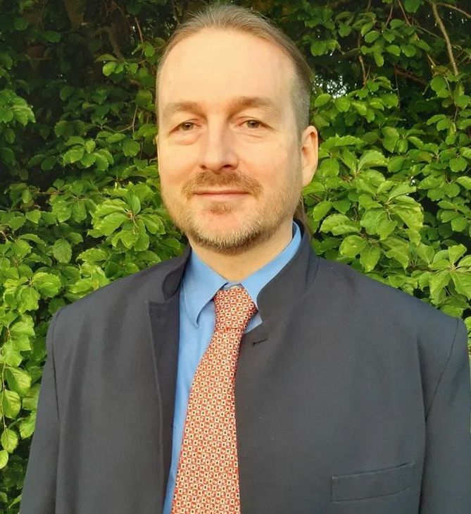 Andreas Claßen ist 54 Jahre, verheiratet, Vater von vier Kindern, stammt aus Düren und lebt in Großhau.