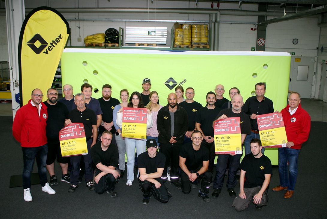 Das Team der Vetter GmbH (hier vor einem Sprungkissen für den Notfalleinsatz) unterstützt die Rotkreuz-Blutspende am Dienstag, 25. Oktober, von 15.30 bis 20 Uhr im Forum Zülpich.