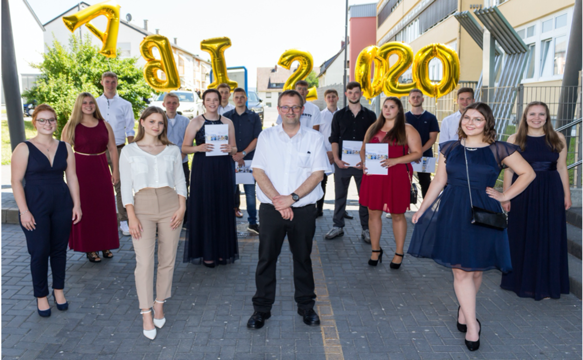 Die Fotos zeigen die Abiturienten der Kurse BGY 17a, b und c. (Fotos: BBS Simmern)