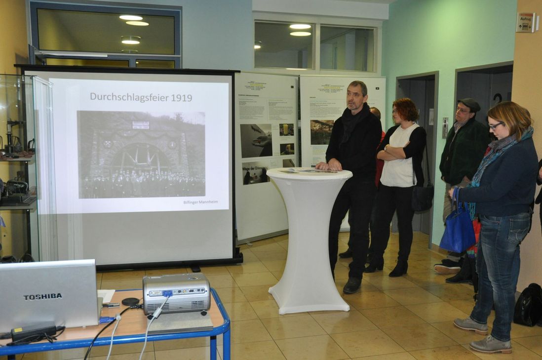 Guido Pringnitz stelle bei der Ausstellung seine Dokumentation über den Treis-Bruttiger-Tunnel "Deckname Zeisig" vor.