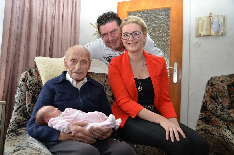 Der 96-jährige Hubert Schöller ist seit dem 14. Januar Ururgroßvater. Seine Urenkelin Marie Sophie (r.) brachte die kleine Mila Sofia zur Welt - sehr zur Freude von Ralf Pütz, der Opa und Enkel zugleich ist. Foto: T. Förster
