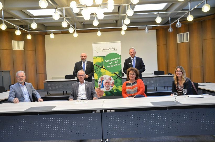 Katja Fey (sitzend, 2.v.r.) ist das Gesicht der GenoEifel im Monschauer Land. Sie bietet dienstags von 10 bis 12 Uhr eine Sprechstunde für Helfende und Hilfesuchende im Simmerather Rathaus an. Unterstützt wird das Prinzip der »Alltagshilfe« u.a. von der Raiffeisenbank Simmerath. Foto: T. Förster