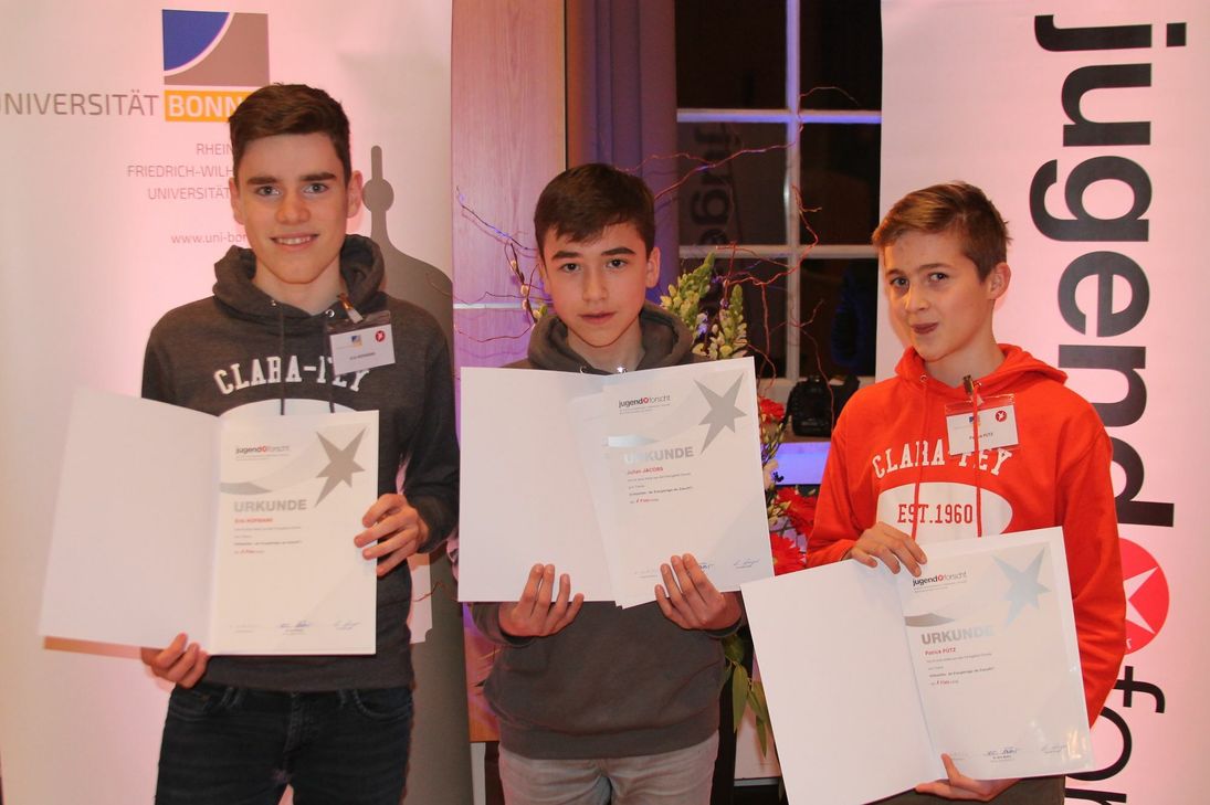 Der 13-jährige Julian Jakobs (Mitte) sowie die 15-jährigen Erik Hofmann (l.) und Patrick Pütz erforschten Güllepellets und nahmen damit zum dritten Mal erfolgreich an »Jugend forscht« teil. Im April geht es zum Landeswettbewerb verbunden mit einem dreitägigen Workshop bei der »Bayer AG«. Foto: CFG