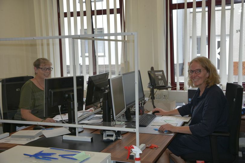 Die Mitarbeiterinnen des Briefwahlbüros: Elisabeth Kohlhaas und Kerstin Hanhart. Foto: Kruft