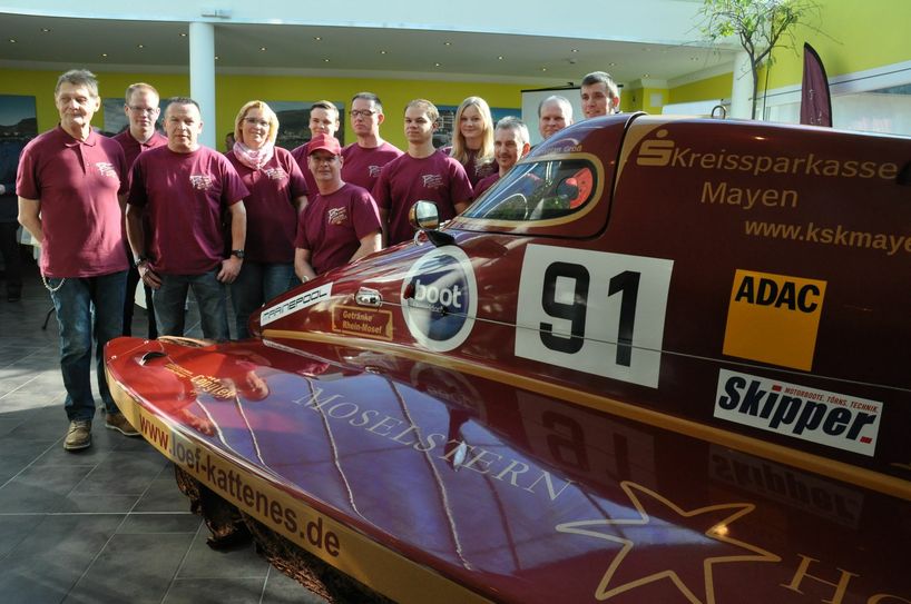 Das "Powerboat Racingteam Moselstern" präsentierte seinen neuen Motorboot-Boliden im Haus des Hauptsponsors.
