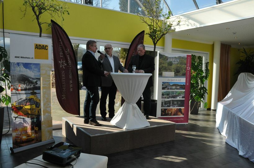 Von links: Franz-Rudolf Ubach, Sportleiter ADAC Mittelrhein, Moderator Jörg Hennig und Teammanager Thomas Groß.