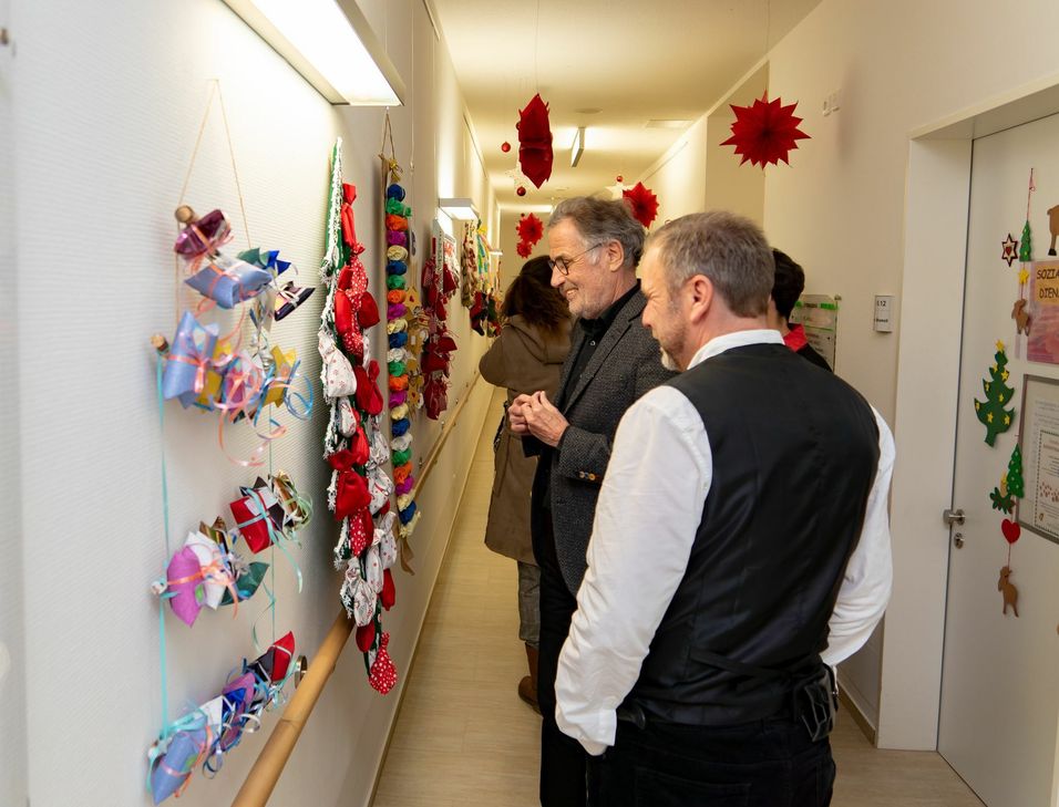 Eine Ausstellung der Adventskalender, wie sie der damalige Bürgermeister Dr. Uwe Friedl und Heinz-Josef Stroeks (re., Integra) im Jahr 2019 bewunderten, wird es 2020 wohl nicht geben. Foto: Archiv/Wintgen