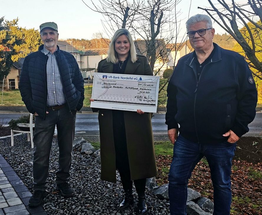 Martin Bichler, Jennifer Meuren und Erwin Mungen (v.l.) bei der Scheckübergabe in Freilingen.