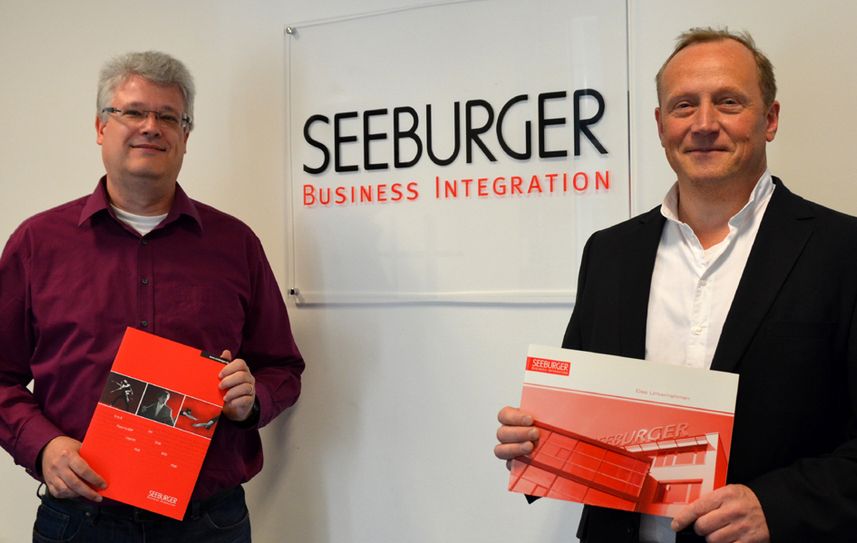 Jürgen Koras (l.), Head of Development  und Dr. Martin Kuntz, Chief Cloud Officer (CCO) freuen sich auf qualifizierte Bewerbungen von Hochschulabsolventen. Foto: Finkenberg