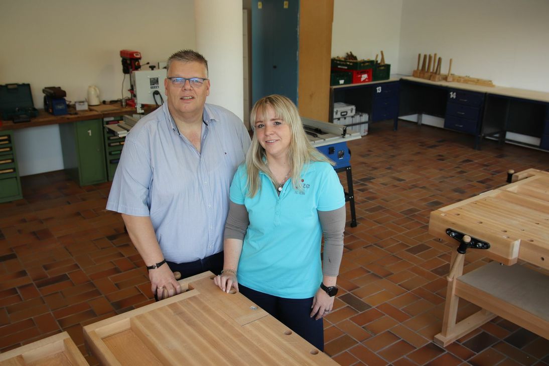 Verbandsvorsteher Jochen Kupp und Nicole Els, die Teamleiterin für den Schleidener Standort, am Tag der Eröffnung. Foto: Tim Nolden