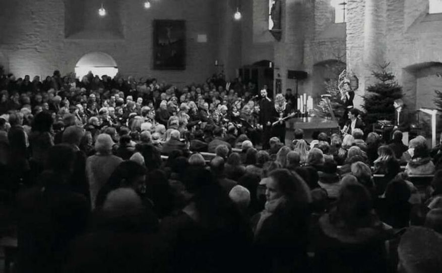 Das stimmungsvolle »OneWay«-Konzert in der Aukirche wird es coronabedingt nicht geben. Und doch sorgen die sechs Musiker auf Facebook (Samstag, 15 Uhr) für weihnachtliche Stimmung. Foto: OneWay