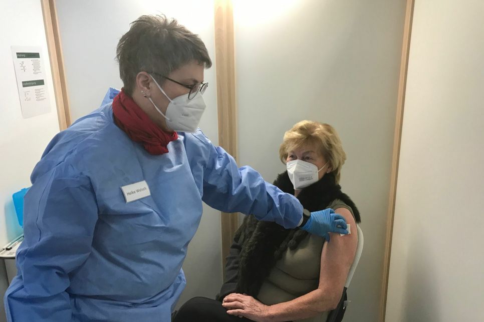 Elfriede Dohler aus Cochem-Cond wurde als erste im neuen Impfzentrum in Landkern geimpft. Die 82-Jährige ist zufrieden, wie alles lief. Fotos: Zender