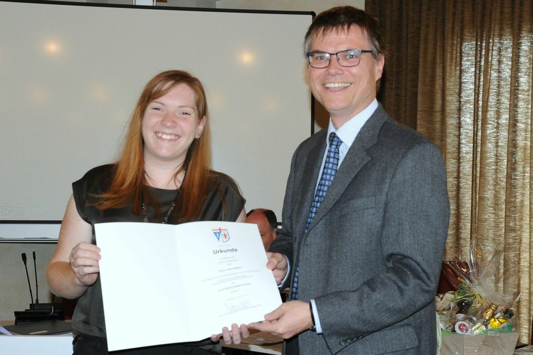 Lena Weber, neue Stadtbürgermeisterin von Hermeskeil, mit Vorgänger Mathias Queck, der sie im Rahmen der konstituierenden Stadtratssitzung vereidigte. Foto: Schmieder