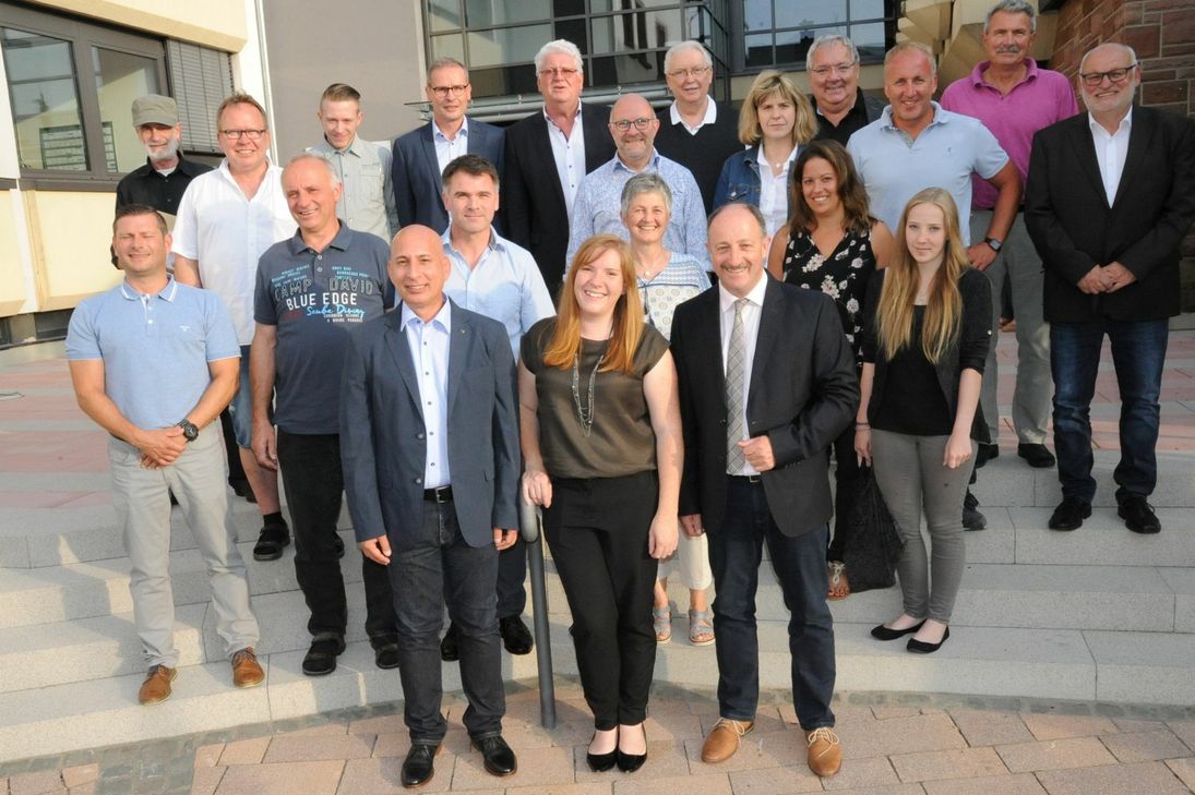 Der neue Hermeskeiler Stadtrat mit Stadtbürgermeisterin Lena Weber, hier zwischen ihren Ersten Beigeordneten René Treitz (l.) und Hartmut Heck, Bürgermeister der Verbandsgemeinde. Foto: Schmieder