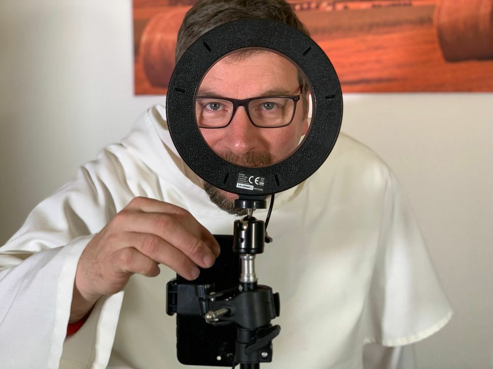 Buz: Pater Albert Seul: Virtuell  füllt er seine Kirche täglich mehrfach. Foto: Tobias Marenberg