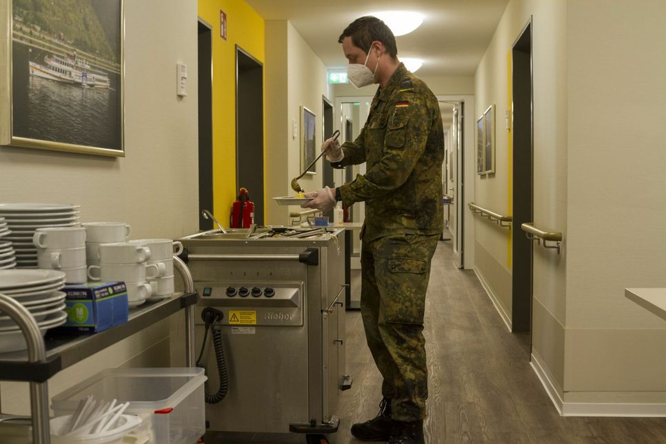 Die Soldatinnen und Soldaten aus Mayen helfen in einem Koblenzer Pflegeheim unter anderem bei der Essensausgabe.