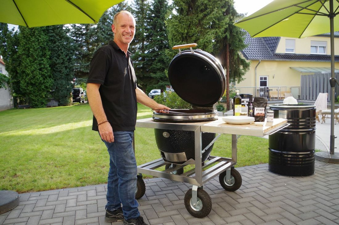 John Shepherd schwört auf die zahlreichen Möglichkeiten des Keramikgrills. Foto: Mager