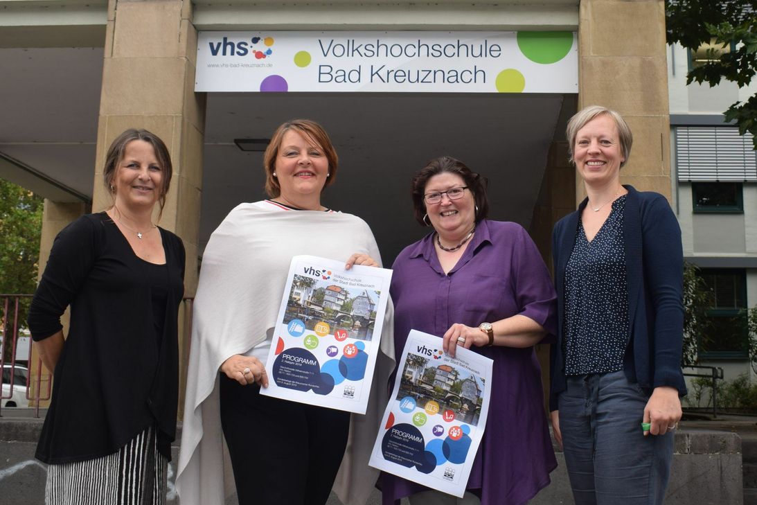 Grit Gigga (2. v. l.) und Erika Roggendorf (2. v. r.) freuen sich auf viele Teilnehmer. Foto: Leonard Kirschhöfer