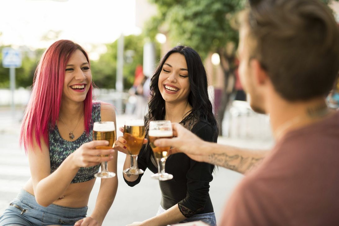 Prost! Die erste Auflage der Trierer Bierbörse am idyllischen Zurlaubener Ufer startet am Freitag. Foto: Imago images / Westend61