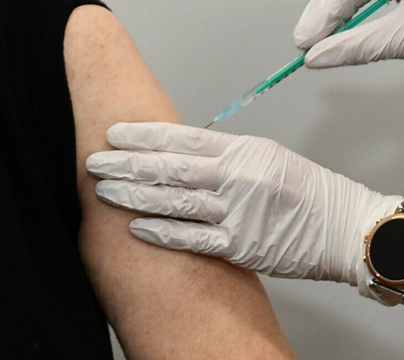 Bei einer Grundimmunisierungsquote von 89,7 Prozent könne der Impfbedarf ab dem neuen Jahr von den Arztpraxen gedeckt werden, ohne dass eine Versorgungslücke entstehe, teilte Gesundheitsminister Clemens Hoch (SPD) mit.