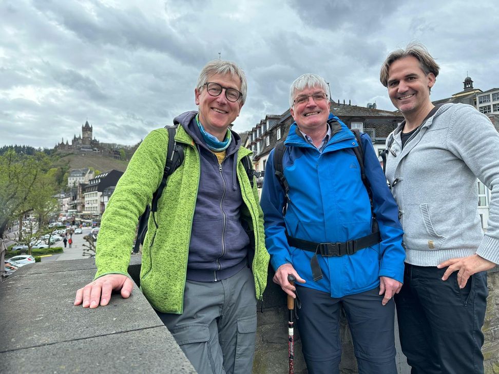 SWR-Reporter Markus Bundt (li) und Marius Zimmermann (re) mit Matthias Klinkner(mi)