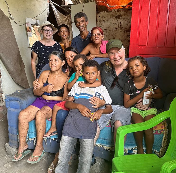 : Hoffnung, die verbindet: Claus und Lydia Kranz im Kreis von Dona Cristinas Familie - ein Zeichen gelebter Solidarität.