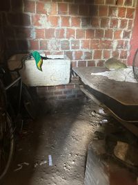 Ohne Fußboden, oft überschwemmt und voller Ungeziefer: Das Kinderzimmer vor der Renovierung.