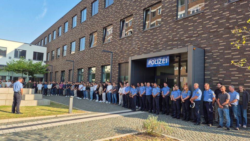 Auch in Trier hielten Polizeibeamte und Mitarbeitende im Gedenken inne.