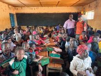 »Oftmals sind 150 Kinder in einer Klasse. Das sind Umstände, die wir uns nicht vorstellen können«, sagt Michael Simonis (stehend rechts). Das zeige auch den dringenden Bedarf in diesem Land.