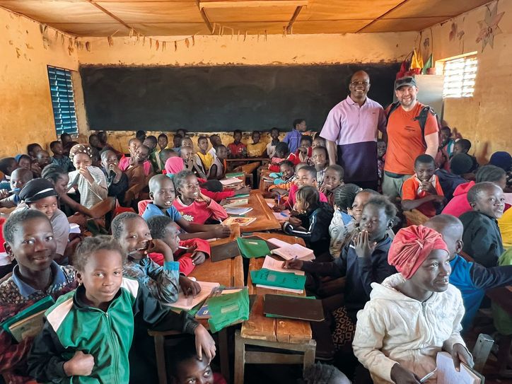 »Oftmals sind 150 Kinder in einer Klasse. Das sind Umstände, die wir uns nicht vorstellen können«, sagt Michael Simonis (stehend rechts). Das zeige auch den dringenden Bedarf in diesem Land.