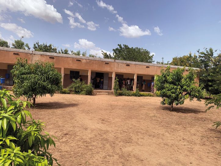 Dieses Collège in Dingasso (Burkina Faso) wurde vom Verein aus Hillesheim 2018 erbaut und und vor vier Jahren um vier Klassen erweitert: "Wenn Schule und Brunnen stehen, dann kümmert sich die Bevölkung um schattenspendendes Grün", so Simonis.
