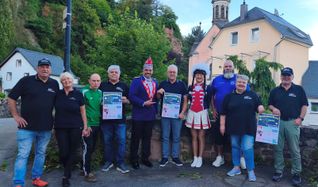 Die Trierer Muselpratschler, die Stadtgarde Augusta Treverorum, Schirmherr Ulli Krugmann (Mitte) und der TuS Pallien 07.