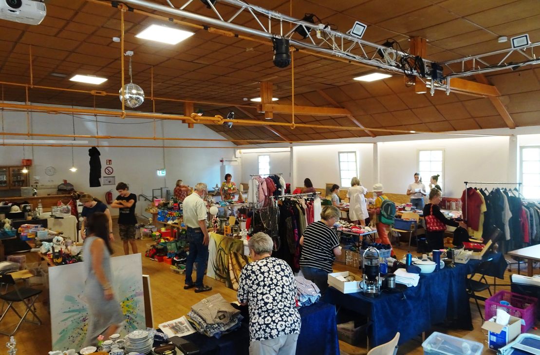 Im Saal Hütten präsentieren zahlreiche Aussteller gut erhaltene Gebrauchtwaren – der Flohmarkt setzt auf Nachhaltigkeit und Begegnung.
