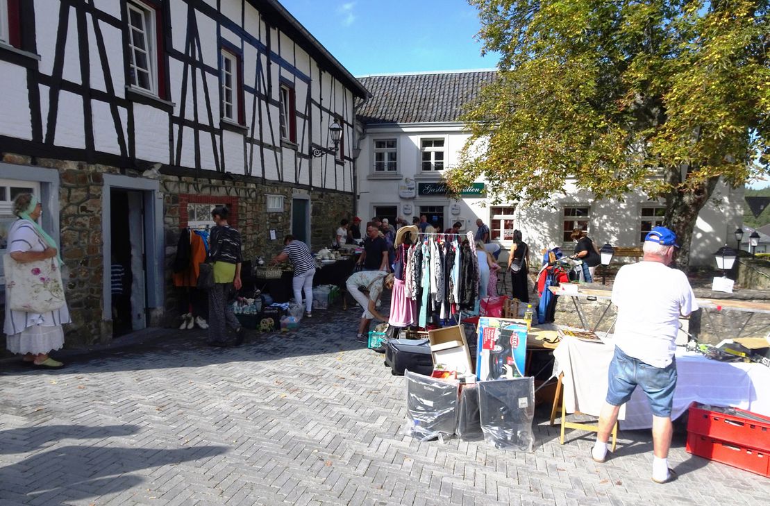 Im Saal Hütten präsentieren zahlreiche Aussteller gut erhaltene Gebrauchtwaren – der Flohmarkt setzt auf Nachhaltigkeit und Begegnung.