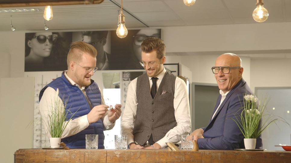 Beat und Urs Kaulard führen das Familienunternehmen in Simmerath im 200. Jahr seines Bestehens. Vater Matthias Kaulard ist wie seine Frau Helen seit 40 Jahren im Betrieb - neben den 17 Fachgeschäften für Augenoptik und/oder Hörakustik hat er das Hotel Kragemann samt Vinothek in Simmerath errichtet und im Schilsbachtal ein einzigartiges Feriendomizil geschaffen.